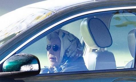 Rainha aparece dirigindo no Castelo de Windsor (Foto: Reprodução/ANSA)