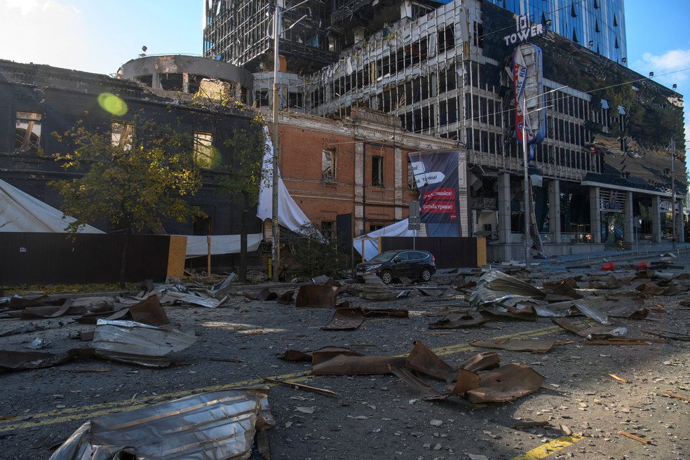 Centro empresarial em Kiev, na Ucrânia, é destruído por ataque russo no dia 10 de outubro de 2022 — Foto: Vladyslav Musiienko/Reuters