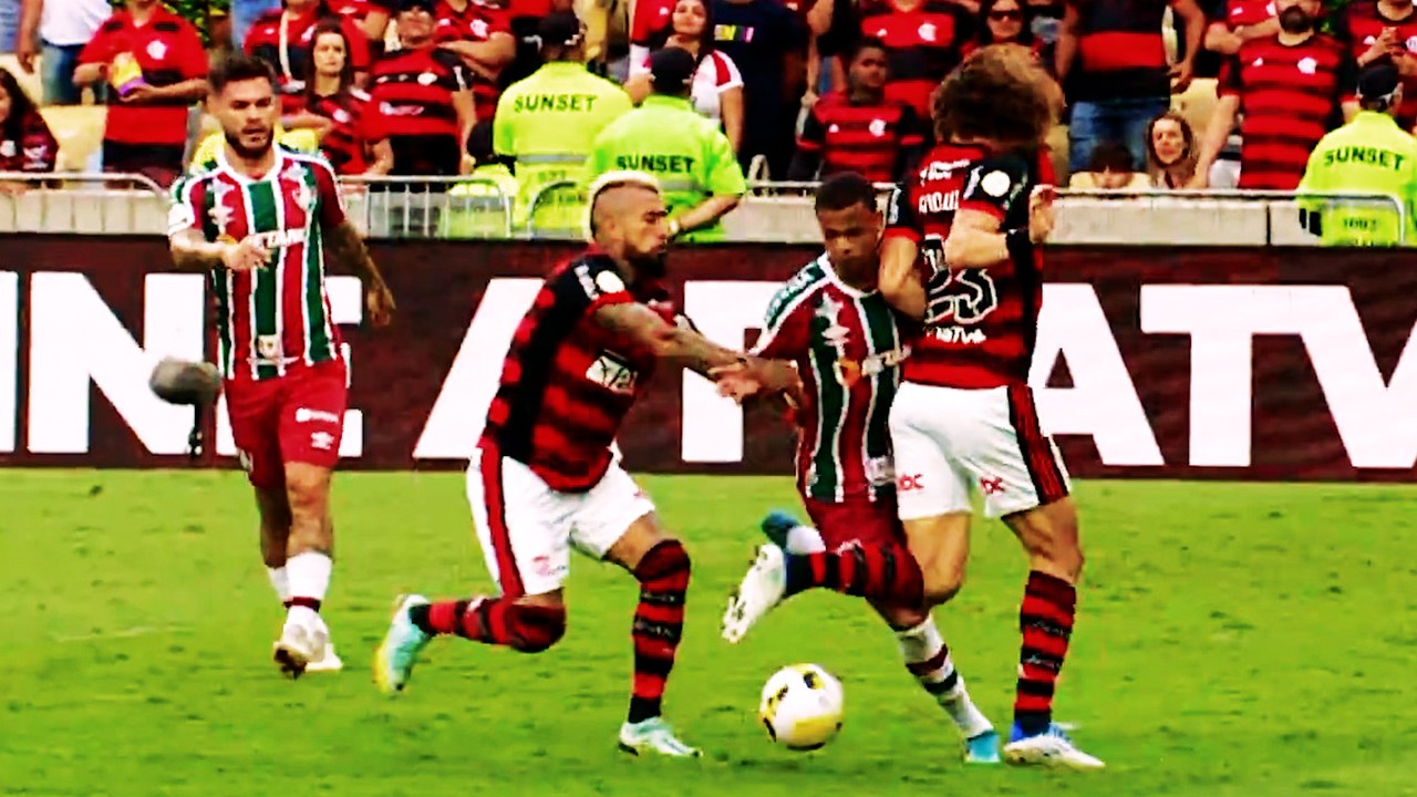 Novo ângulo mostra disputa com Vidal e David Luiz em que Caio Paulista pede pênalti