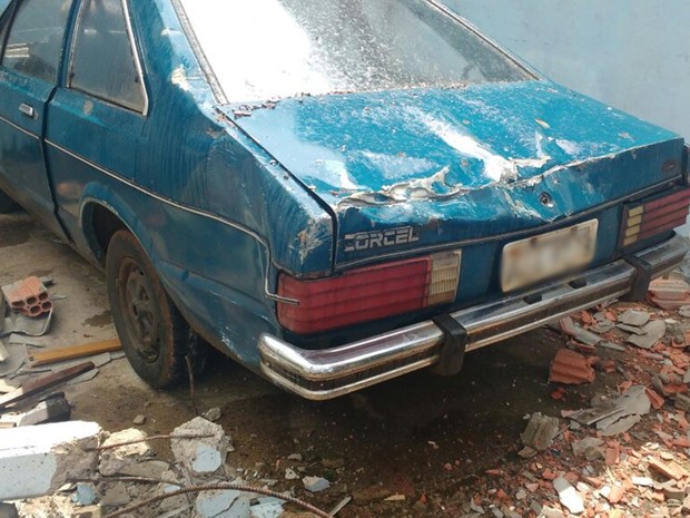 Carro dos moradores foi atingido por caminhão desgovernado (Foto: Arquivo Pessoal)
