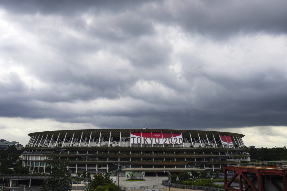Nuvens de chuva sobre o Estádio Nacional de Tóquio, 23 de junho de 2021, a 1 mês antes da abertura da Olimpíada — Foto: Kiichiro Sato/AP