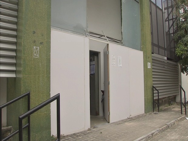 Uma porta de madeira foi colocada na frente do 19º DP, no Conjunto Esperança; portão de aço será instalado no local (Foto: Reprodução/TV Verdes Mares)