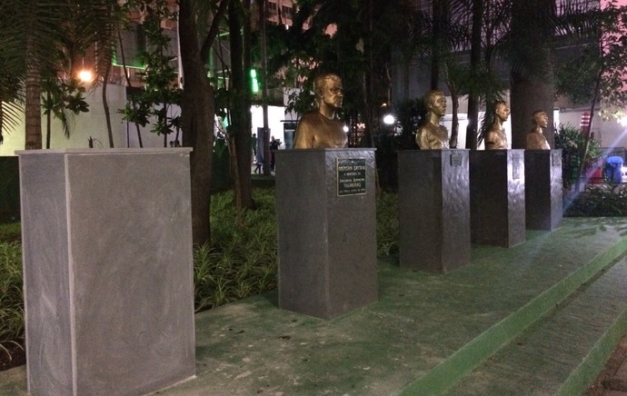 Bustos de ex-jogadores do Palmeiras no Palestra Itália (Foto: Divulgação)