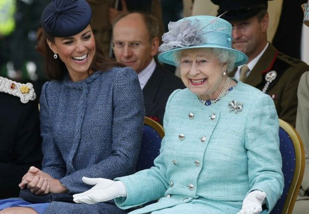 "Não nos levemos muito a sério", disse a rainha em uma mensagem de Natal (Foto: GETTY IMAGES (via BBC))