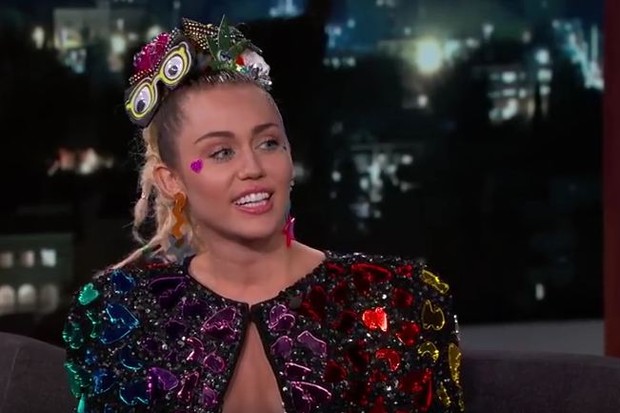 Miley Cyrus em entrevista a Jimmy Kimmel  (Foto: Reprodução)