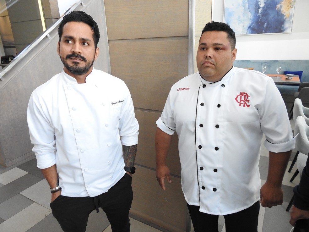 Chefes Leonardo Matos e Gastón Fajardo preparam o menu do Flamengo desde segunda-feira — Foto: Fred Gomes
