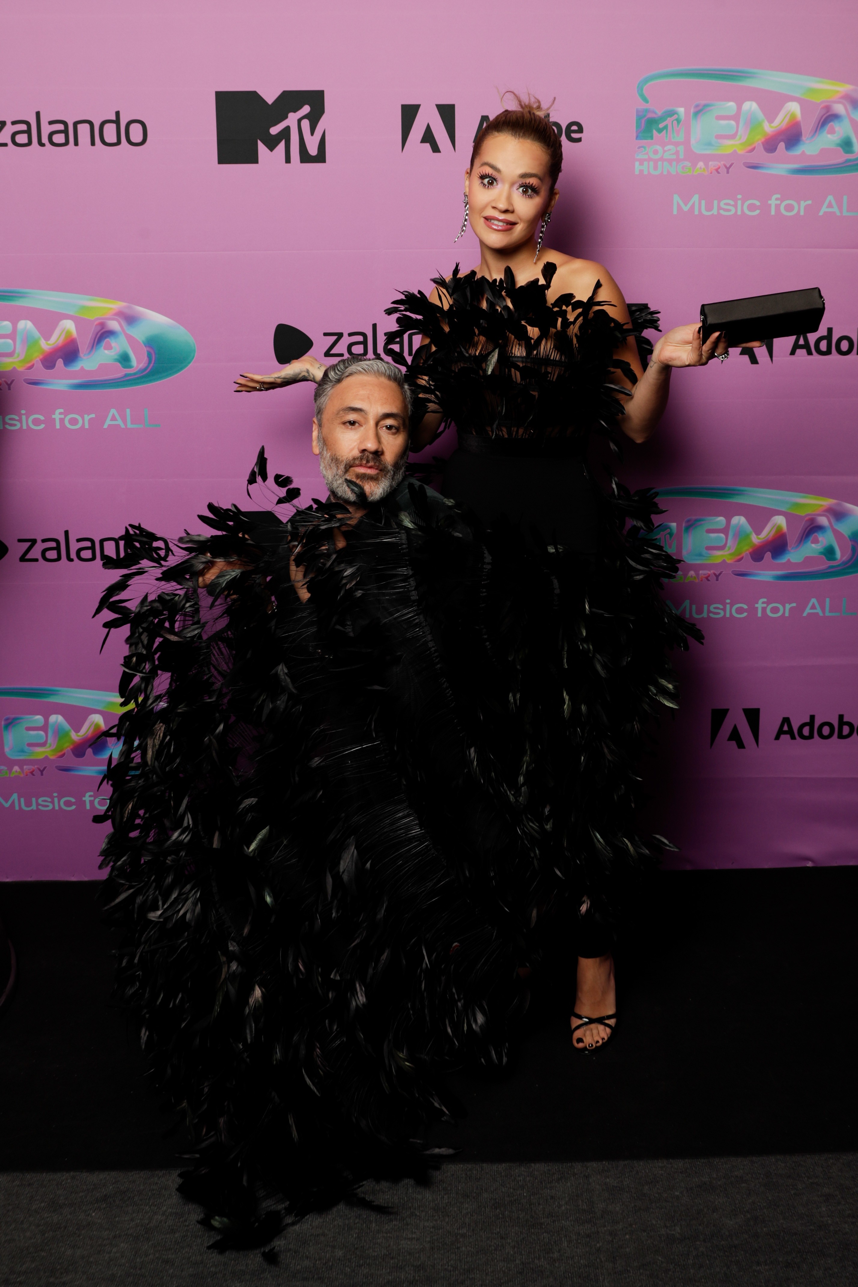 O cineasta Taika Waititi e a cantora Rita Ora no MTV European Music Awards 2021, em Budapeste, na Hungria (Foto: Getty Images)