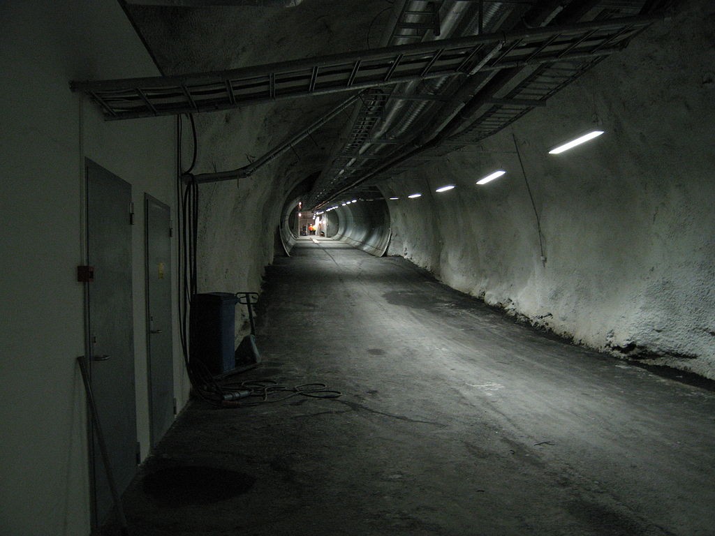 O corredor que dá acesso as instalações. (Foto: NordGen/Johan Bäckman/Domínio Público)