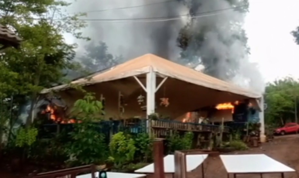 Restaurante foi consumido pelas chamas, às margens do Rio Tibagi — Foto: Arquivo pessoal