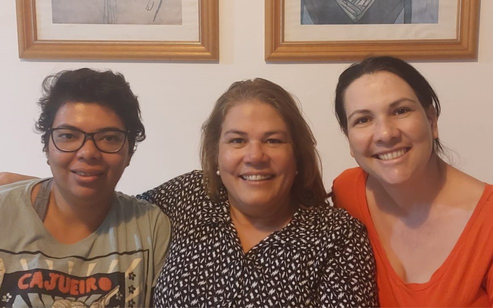 Regina com as filhas Thaisa e Tatiane: bebês foram trocadas na maternidade em Sertãozinho, SP, em 1985 — Foto: Arquivo Pessoal