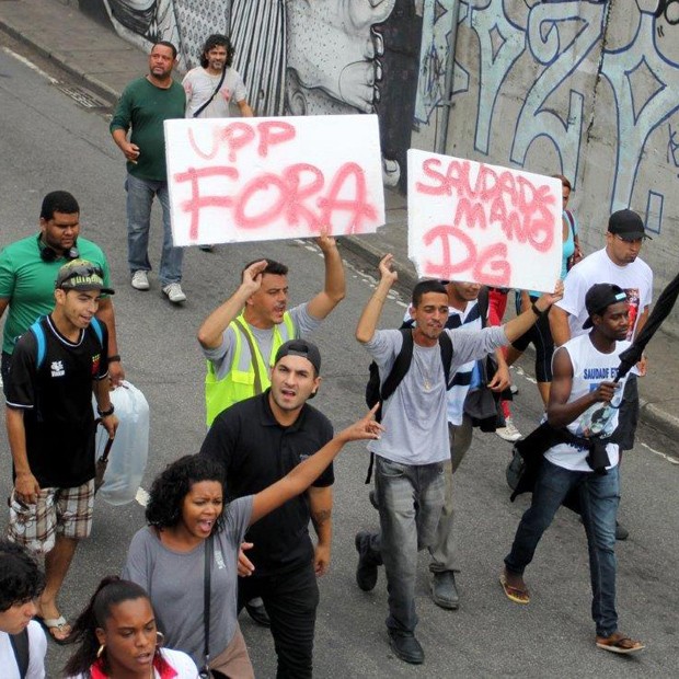 Amigos levantam cartaz com os dizeres 'Saudade DG' (Foto: JC Pereira/AgNews)
