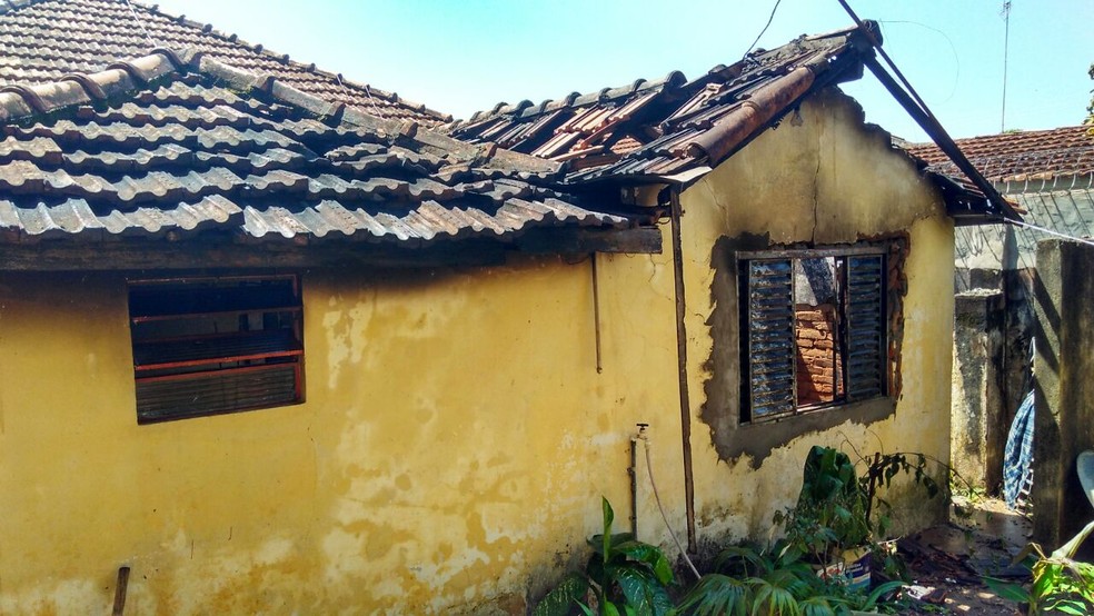 Casa em Garça não foi totalmente consumida porque brigadistas e populares agiram rapidamente (Foto: Divulgação / Corpo de Bombeiros)