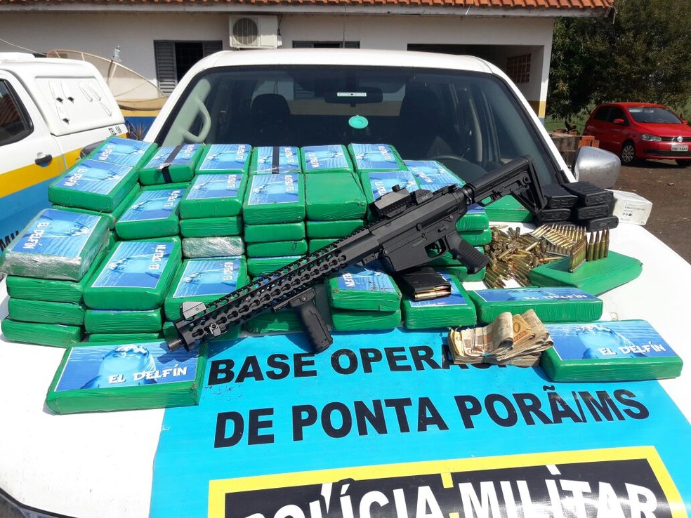 CocaÃ­na e fuzil foram apreendidos na MS-386 (Foto: PolÃ­cia Militar RodoviÃ¡ria)