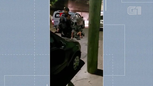 VÍDEO: Imagens mostram PM sobre homem com problemas mentais em abordagem em BH