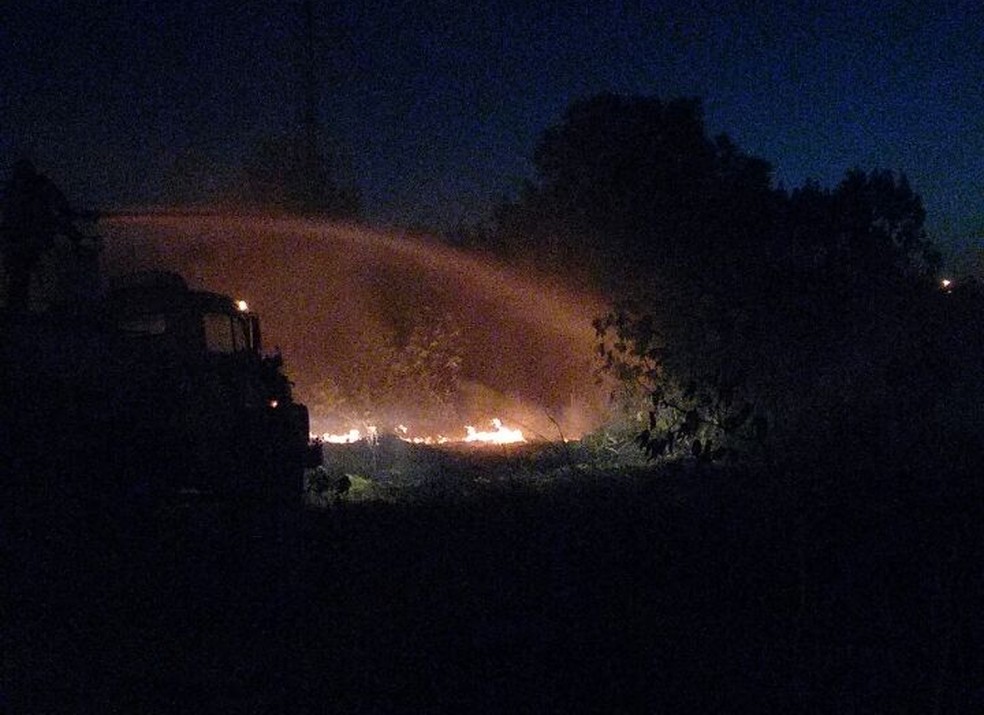 Caminhão-pipa foi usado no combate às chamas (Foto: Base de Socorristas/Junqueirópolis)