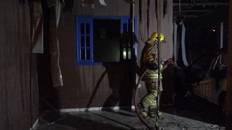 Bombeiros conseguiram apagar as chamas no carro e na residência — Foto: Amaral Seixas/Alertanotícias/Arquivo Pessoal