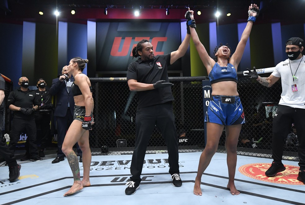 Luana Dread comemora a vitória sobre Poliana Botelho no UFC Reyes x Prochazka — Foto: Getty Images