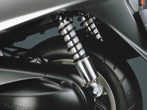 Duplo amortecedor na traseira ainda é comum em motos mais básicas (Foto: Divulgação)