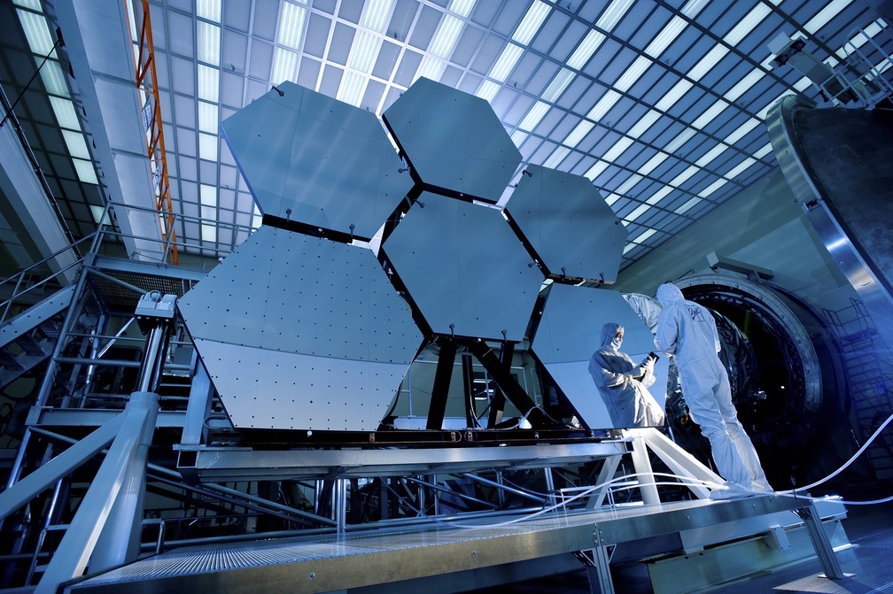 Teste criogênico dos espelhos do James Webb, em foto de 2010. A temperatura operacional do Webb é de -223°C. — Foto: NASA/MSFC/David Higginbotham/Emmett Given