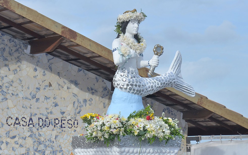 Escultura de Iemanjá na frente da Colônia de Pescadores, em Salvador — Foto: Max Haack/Ag Haack