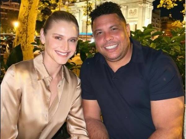 Ronaldo comemora triunfo do Cruzeiro, enquanto esposa de Fenômeno provoca nas redes.