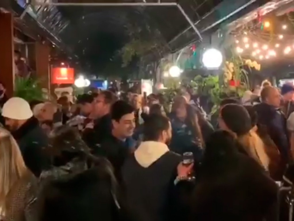 Gaúchos e turistas se aglomeram em bares de Gramado para aproveitar o frio (Foto: Reprodução/Instagram)