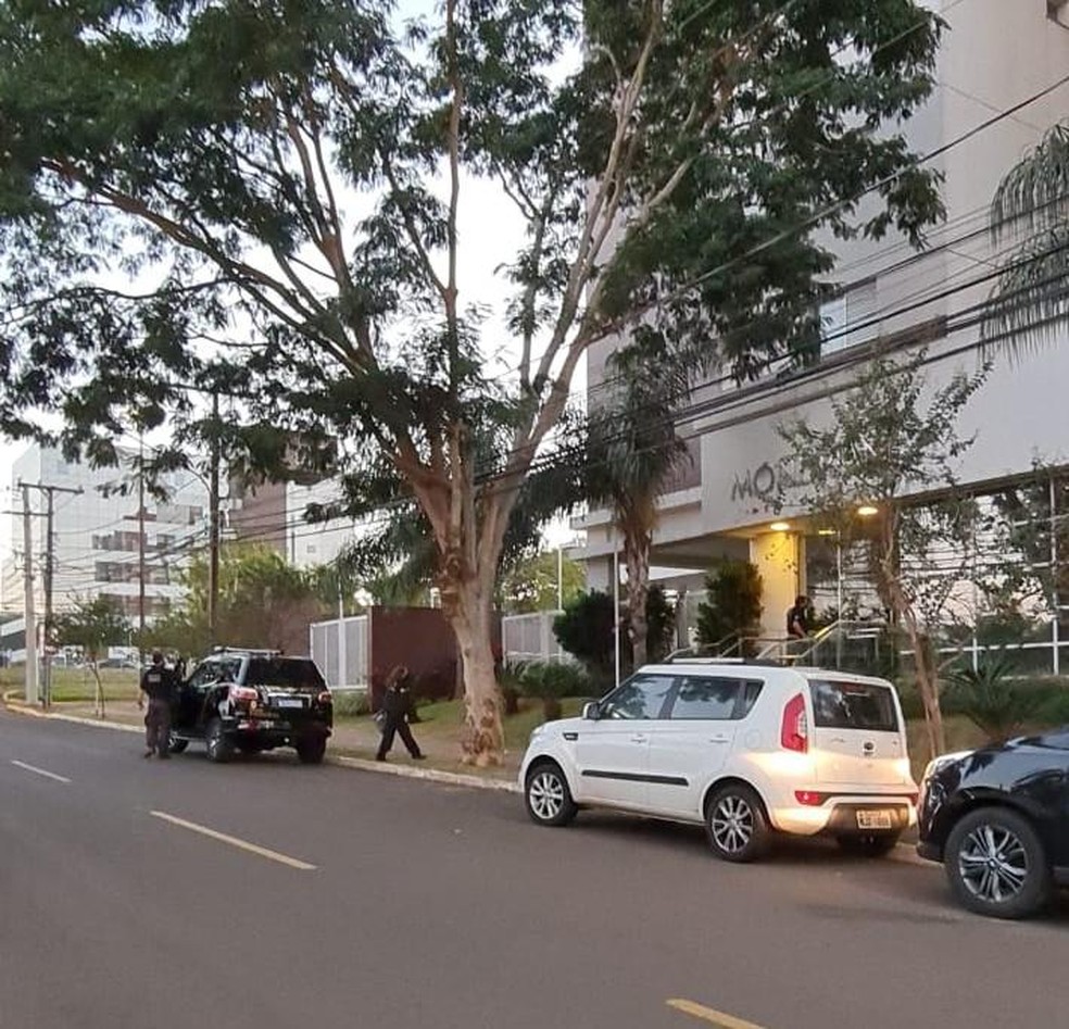 Prédio de luxo é um dos endereços alvos da operação — Foto: PF/Divulgação