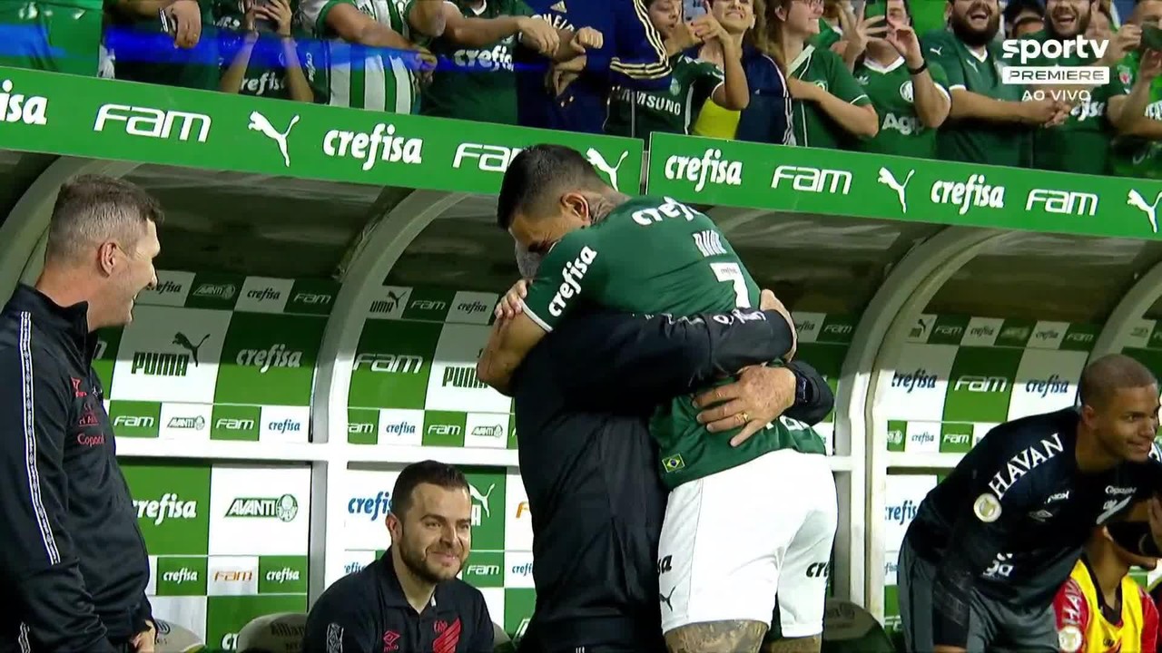 Jogadores do Palmeiras demonstram carinho por Felipão antes da partida contra o Athletico-PR