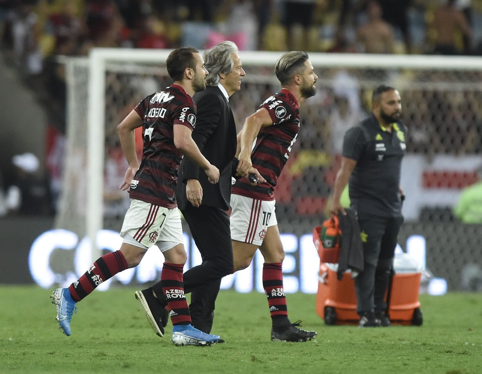 Everton Ribeiro, Jorge Jesus e Diego ap&oacute;s a partida &mdash; Foto: Andr&eacute; Dur&atilde;o