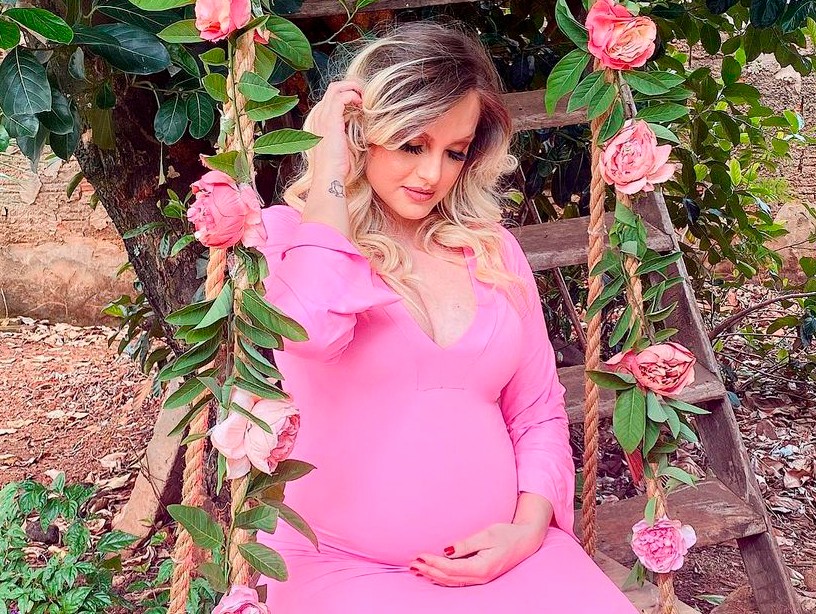 Ingrid Mezzon perdeu duas gravidezes ectópicas e agora espera por duas meninas (Foto: Reprodução/Instagram)