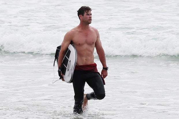 Chris Hemsworth troca beijos com a mulher em dia de praia na Austrália -  Quem | QUEM News