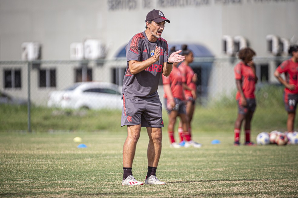 Luis Andrade, técnico do time de futebol feminino do Flamengo — Foto: Paula Reis/Flamengo