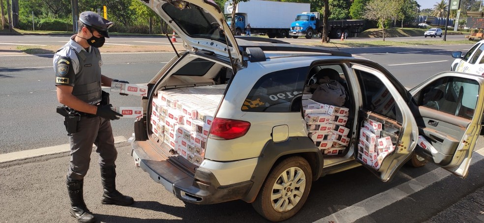 Carga de cigarros contrabandeada era transportada em carro — Foto: Polícia Rodoviária