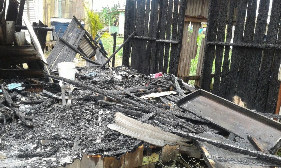 Casa foi consumida pelas chamas durante incêndio no dia 19 desse mês (Foto: Maria Antônia/Arquivo pessoal)