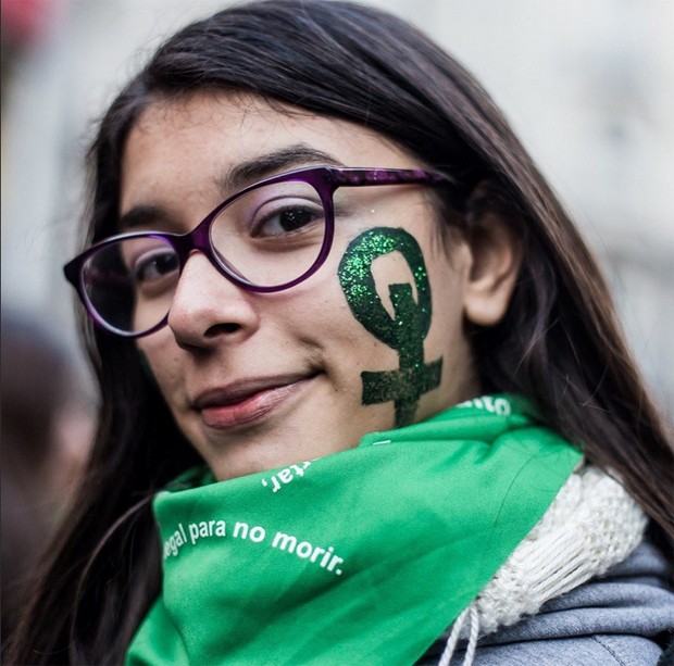 Manifestantes usam lenço verde em vigília pela aprovação do aborto na Argentina (Foto: Reprodução/Instagram/campabortolegal)