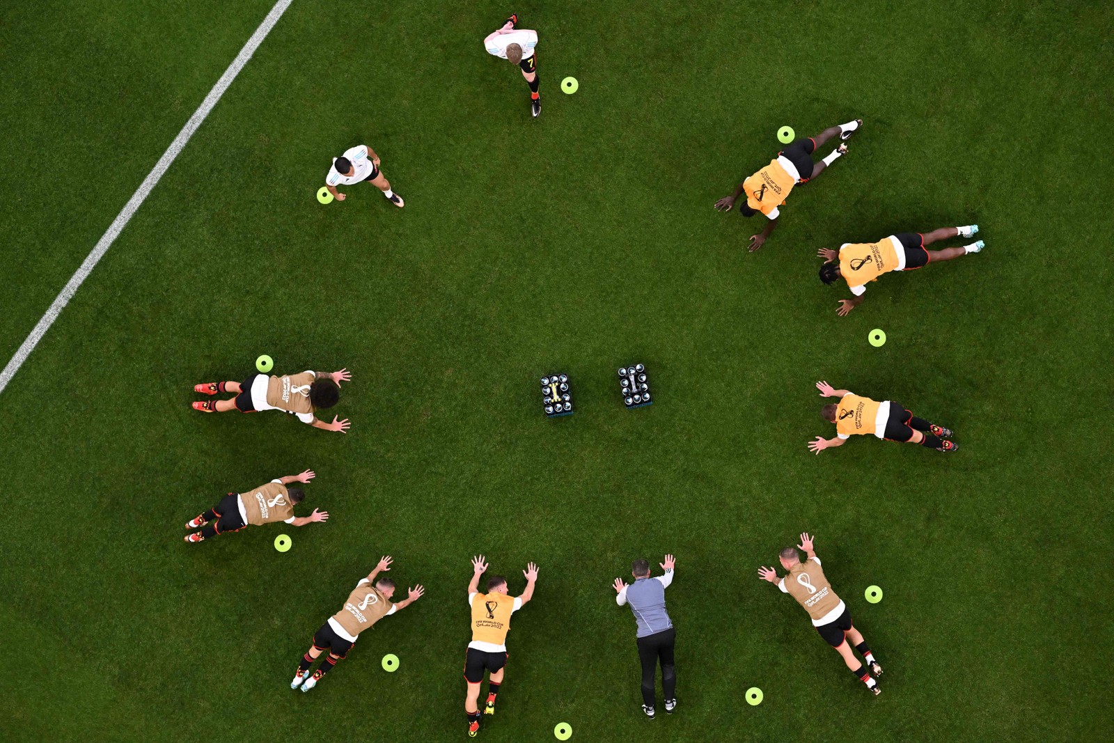 Seleção da Bélgica se aquece antes da partida contra o Marrocos — Foto: KIRILL KUDRYAVTSEV/AFP