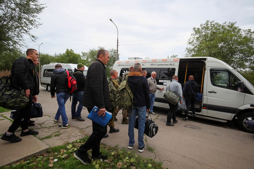 Reservistas russos embarcam em um ônibus em um ponto de encontro na cidade de Volzhsky, na Rússia — Foto: Reuters/Stringer