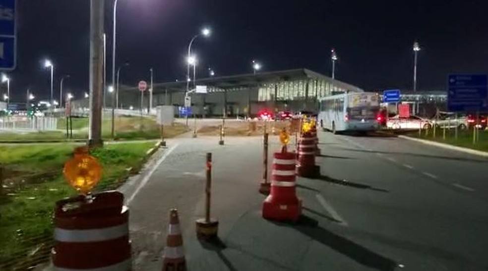 Acesso de veículos do Aeroporto de Fortaleza passa por reformas. — Foto: Reprodução