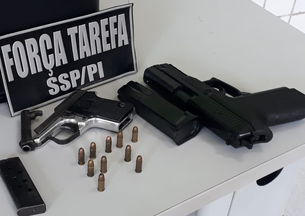 Pistola encontrada na casa de morador suspeito de furtar vizinhos em Teresina — Foto: Divulgação/SSP
