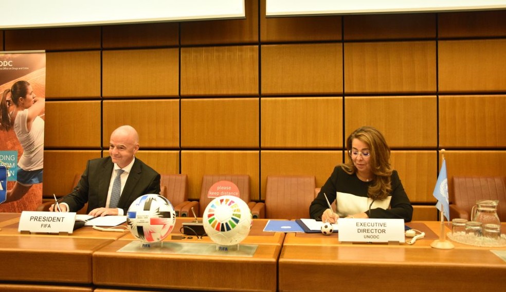 Presidente da Fifa, Gianni Infantino, com a diretora executiva da UNODC, Ghada Waly — Foto: Getty Images