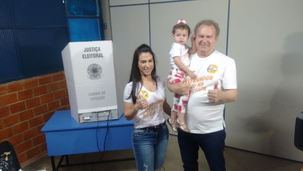 Mauro Carlesse vota em Gurupi (Foto: Débora Ciany/TV Anhanguera)
