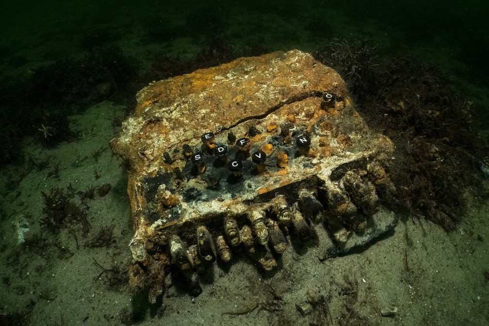 Máquina decodificadora Enigma foi encontrada no fundo do Mar Báltico por mergulhadores alemães — Foto: Christian Howe/Reuters