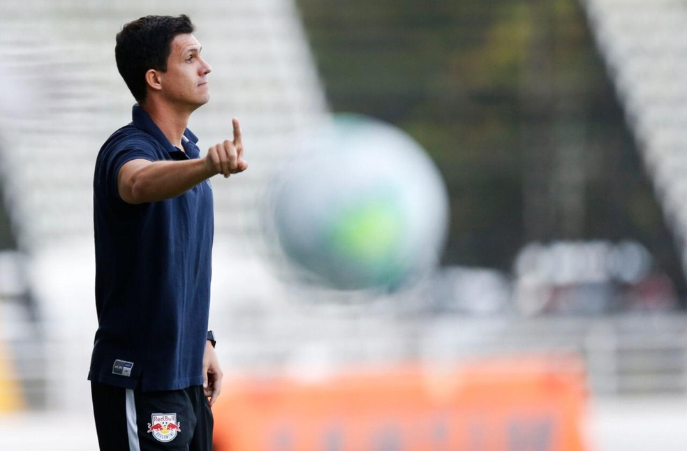 Mauricio Barbieri, técnico do Bragantino questionou interpretação do lance do gol do Athletico-PR — Foto: Ari Ferreira/Red Bull Bragantino