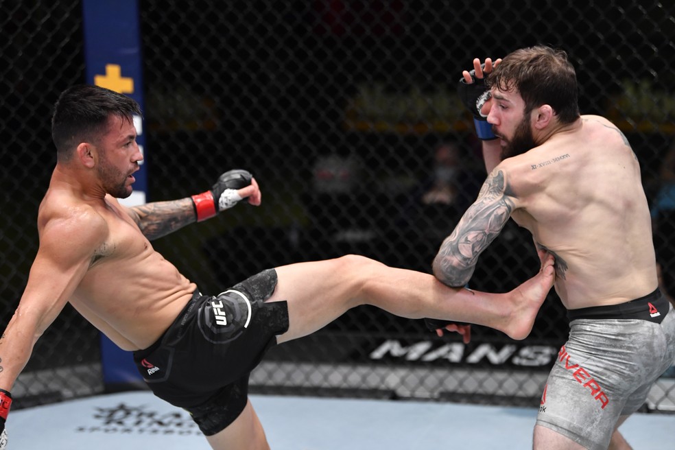 Pedro Munhoz usou os chutes para derrotar Jimmie Rivera no UFC Rozenstruik x Gané — Foto: Getty Images