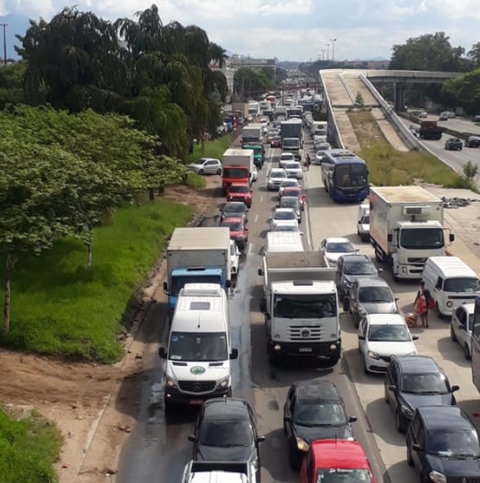 Engarrafamento na Avenida Brasil na tarde desta sexta após chuva da manhã  — Foto: Reprodução/Centro de Operações