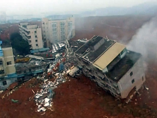 Vídeo mostra edifícios &#39;engolidos&#39; por deslizamento de detritos na China (Foto: Reprodução/BBC)
