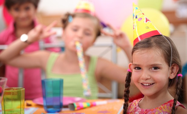 Criança em festa de aniversário (Foto: Shutterstock)