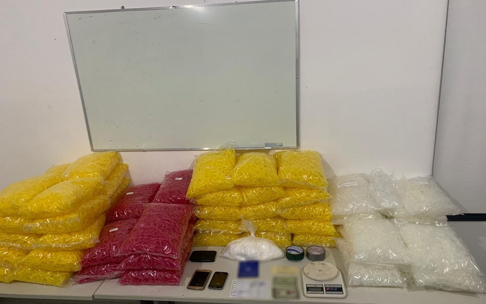 Com ela, os policiais encontraram 66 mil pinos para acondicionar cocaína, além de drogas — Foto: SSP/Divulgação