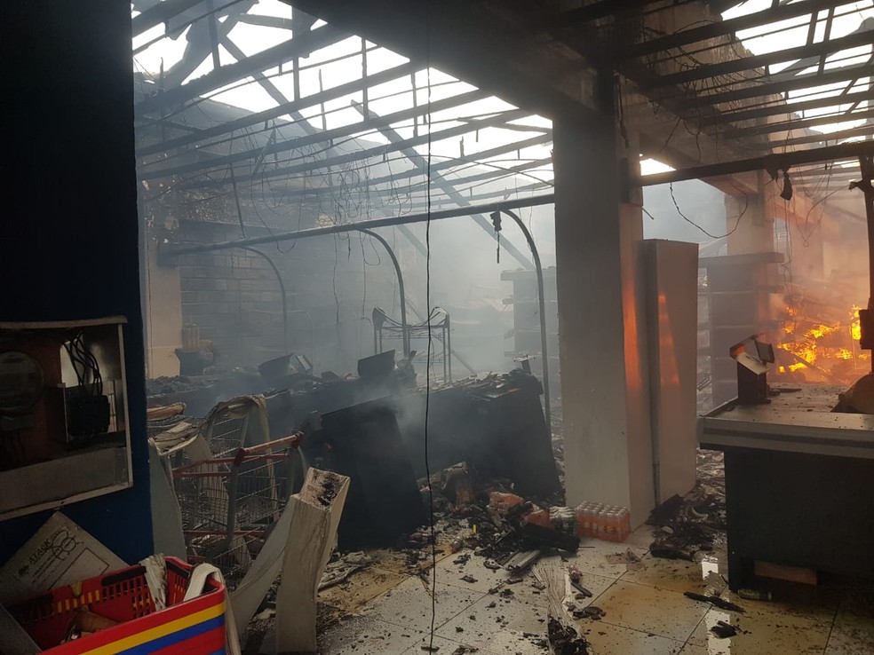 Mercadinho ficou destruído pelas chamas em Penedo — Foto: Ascom/Bombeiros