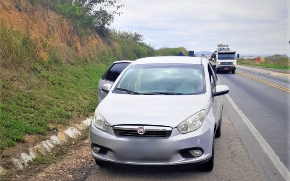 Carro onde idoso levava crian&ccedil;a sequestrada na Bahia &mdash; Foto: Divulga&ccedil;&atilde;o/PRF